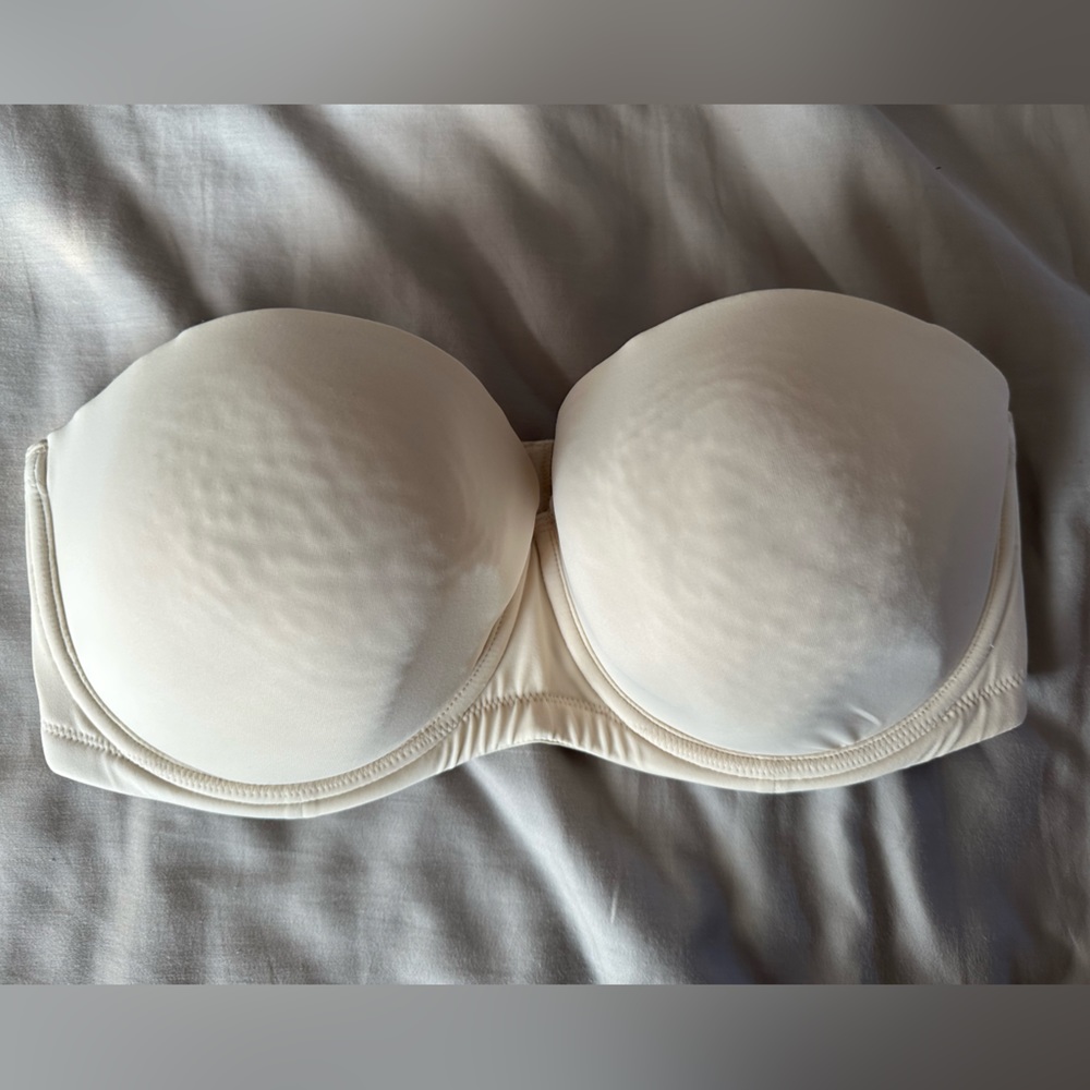 EUC Cacique strapless bra. Cream, 42DD. Straps are missing.